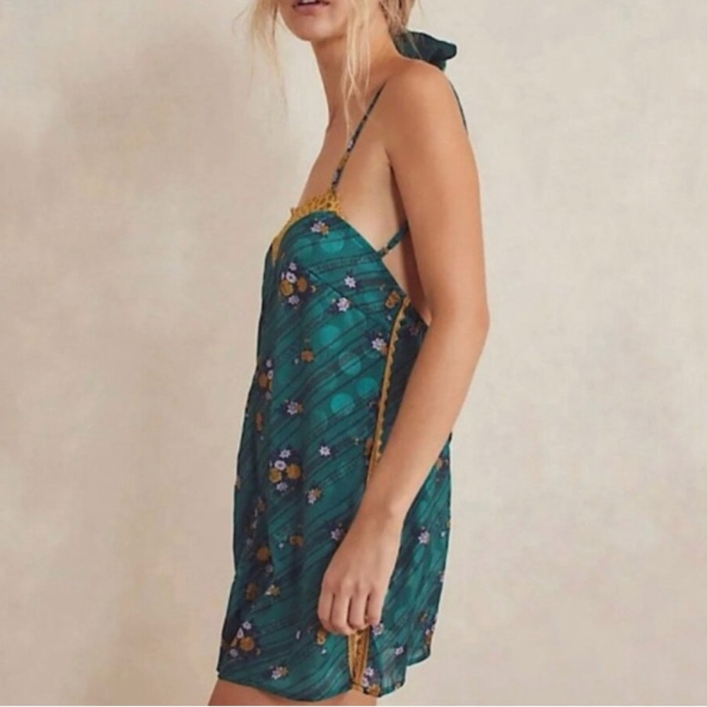 Free People Be My Baby Romper Green Floral print
Print with Gold Lace Detailing